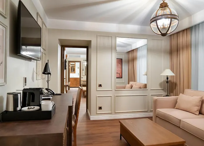 Western Market Square 4*