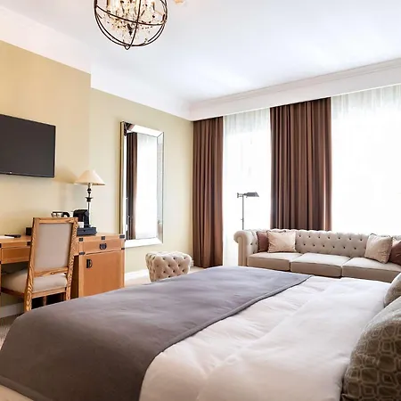 Western Market Square 4* Leopoli