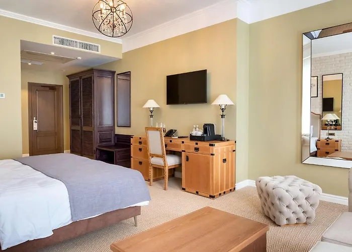 מלון Western Market Square 4*